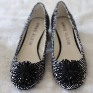 Anne Klein AKHappy Block Heel Pump, black/grey fabric with black Pom Pom Size 9